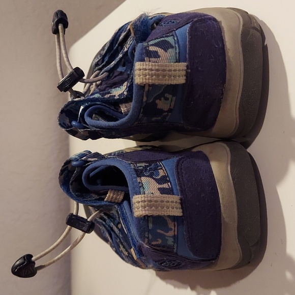 LIKE NEW Keen Boys Size 2 Sandles - Picture 6 of 8